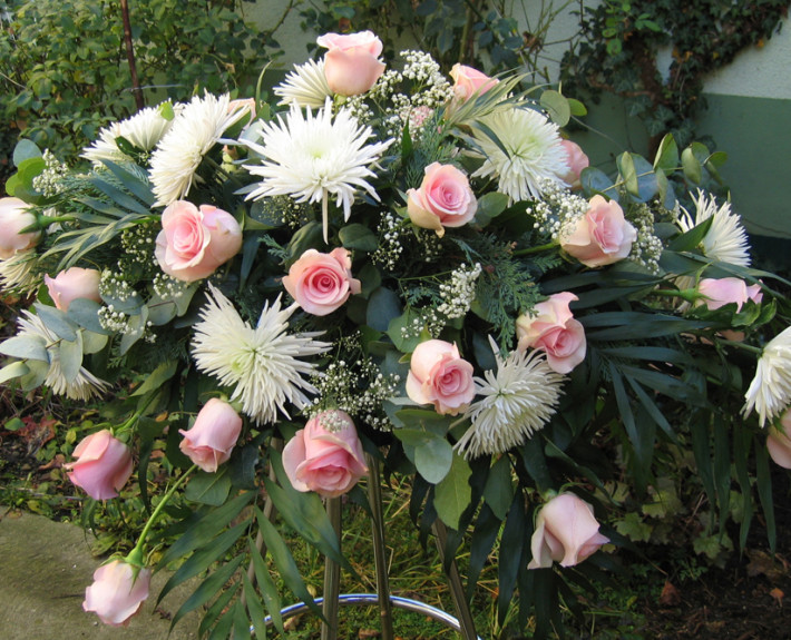 Trauerfloristik Sargschmuck, Gesteck, Rosen, Chrysanthemen, rosa, weiß