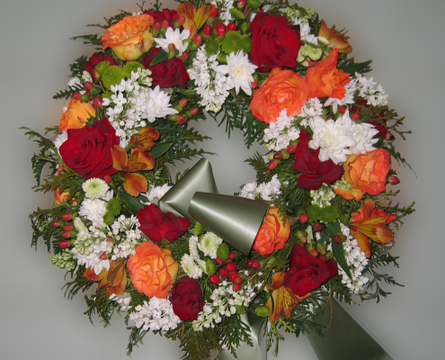 Trauerfloristik Grabkranz Rosen, Chrysanthemen, Flieder, orange, rot, weiß