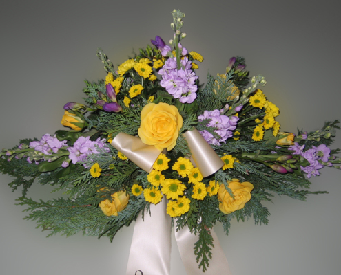 Trauerfloristik Grabgesteck Rosen, Levkoje, Chrysanthemen, lila-gelb