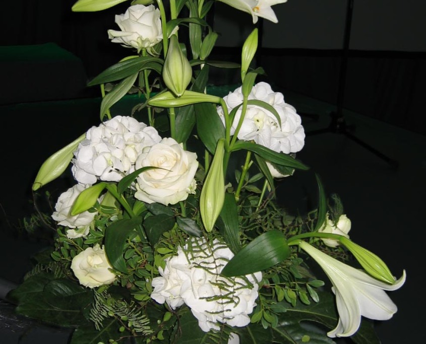 Tafelschmuck Firmenevent, Rosen, Lilien, Hortensien weiß