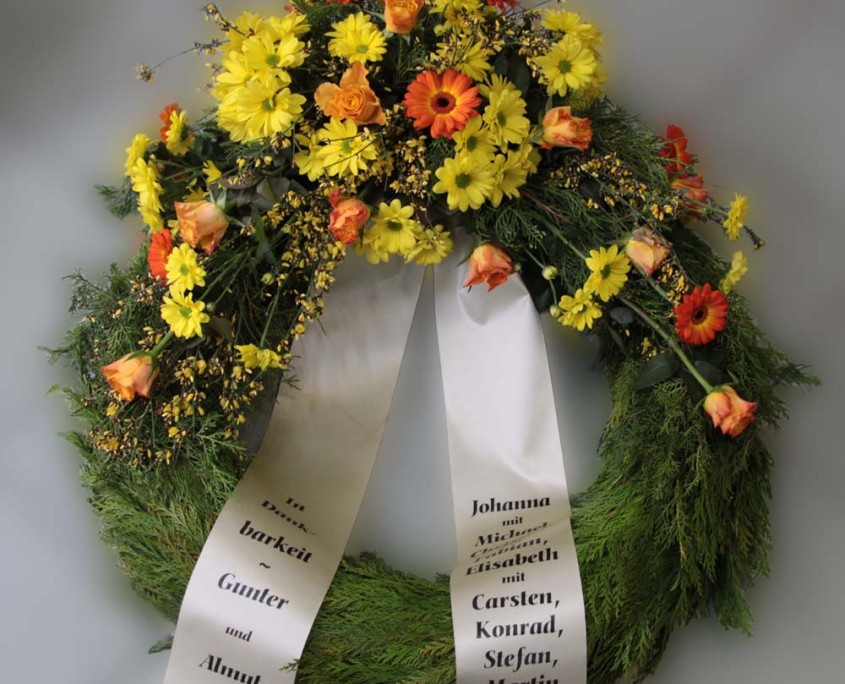 Grabschmuck Kranz mit Gesteck, gelb-orange, Chrysanthemen, Rosen, Gerbera