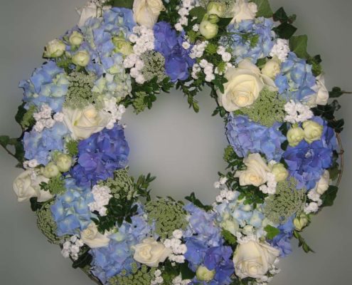 Trauerfloristik Grab - Sarg - Kranz mit blauen Hortensien und weißen Rosen, Blumeneck Kreinacker Hainichen