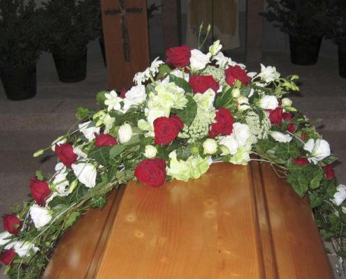 Trauerfloristik Sargschmuck mit roten Rosen, weißer Eustoma und Margeriten, Blumeneck Kreinacker, Hainichen