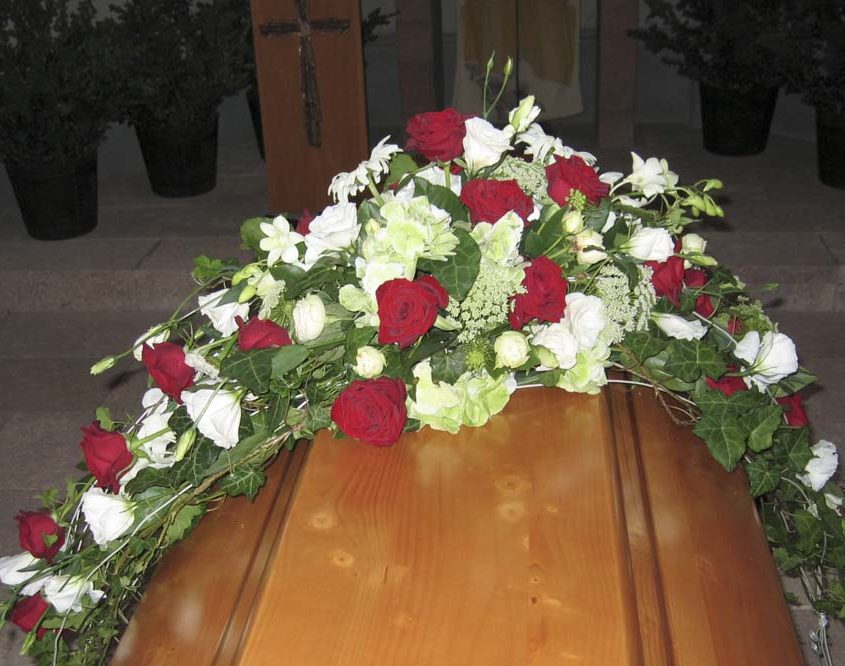 Trauerfloristik Sargschmuck mit roten Rosen, weißer Eustoma und Margeriten, Blumeneck Kreinacker, Hainichen