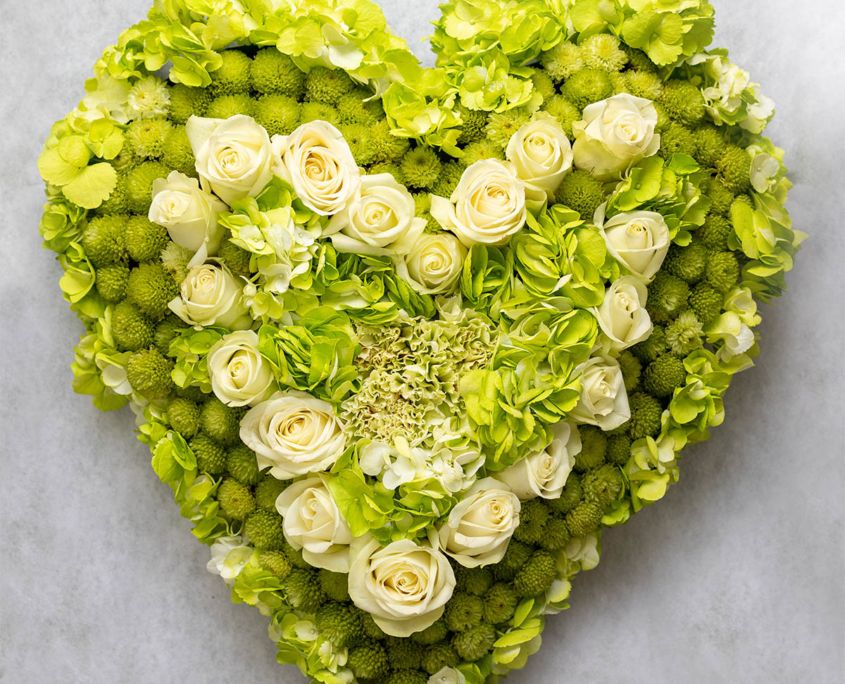 Trauergesteck Kissen Herzform grün weiß Rosen und Hortensien